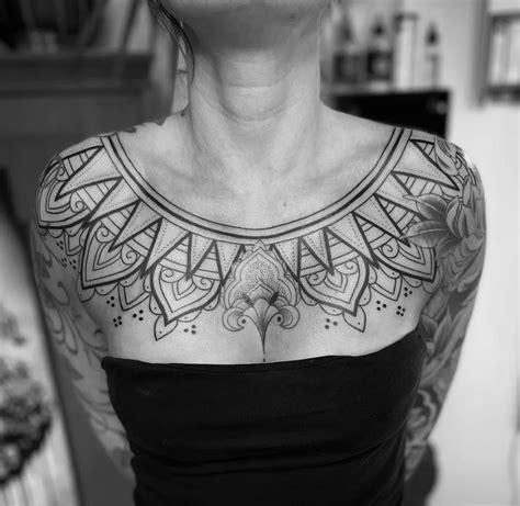 Brust Tattoo für Frauen: Kühne Wege, Individualität。